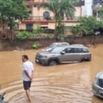 भारी बारिश से ऋषिकेश के ढालवाला कस्बा जलमग्न, कई वाहन फंसे, येलो अलर्ट जारी