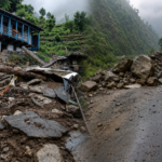ज्योतिर्मठ में मूसलाधार बारिश से बिगड़े हालात, घरों में घुसा मलबा; दो बुजुर्ग फंसे, बदरीनाथ हाईवे बंद
